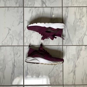 Nike Air Huarache Run Se Red White Bordeaux Size 7 Youth 8.5 Women